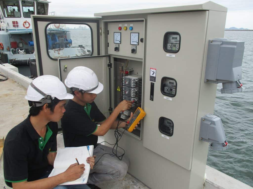 ช่างไฟฟ้าตรวจสอบตู้ควบคุมเพื่อหาจุดบกพร่องและเรียนรู้ว่า Arc Flash คือ อะไรพร้อมวิธีป้องกันเหตุซ้ำซ้อน